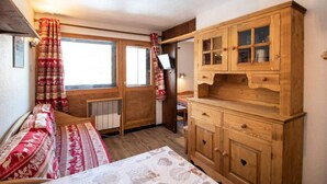 Room - Mountain Style FOR This 2-room Apartment FOR 4 People IN THE Resort Center (Les Belleville)