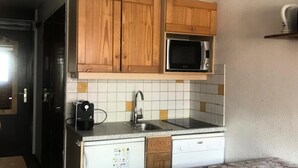 Private kitchen - Mountain Style FOR This 2-room Apartment FOR 4 People IN THE Resort Center (Les Belleville)