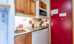 Jääkaappi, uuni, astianpesukone, kahvin-/teenkeitin