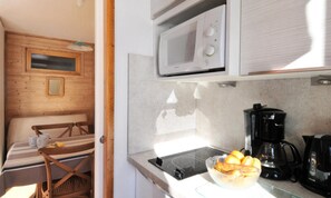 Mikrowelle, Geschirrspüler, Kochgeschirr/Geschirr/Besteck