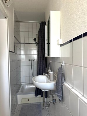 تجهيزات دش، مجففات شعر، مناشف، صابون