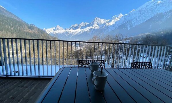 Outdoor dining - Beautiful new Apartment, Swimming Pool, spa (Les Houches)