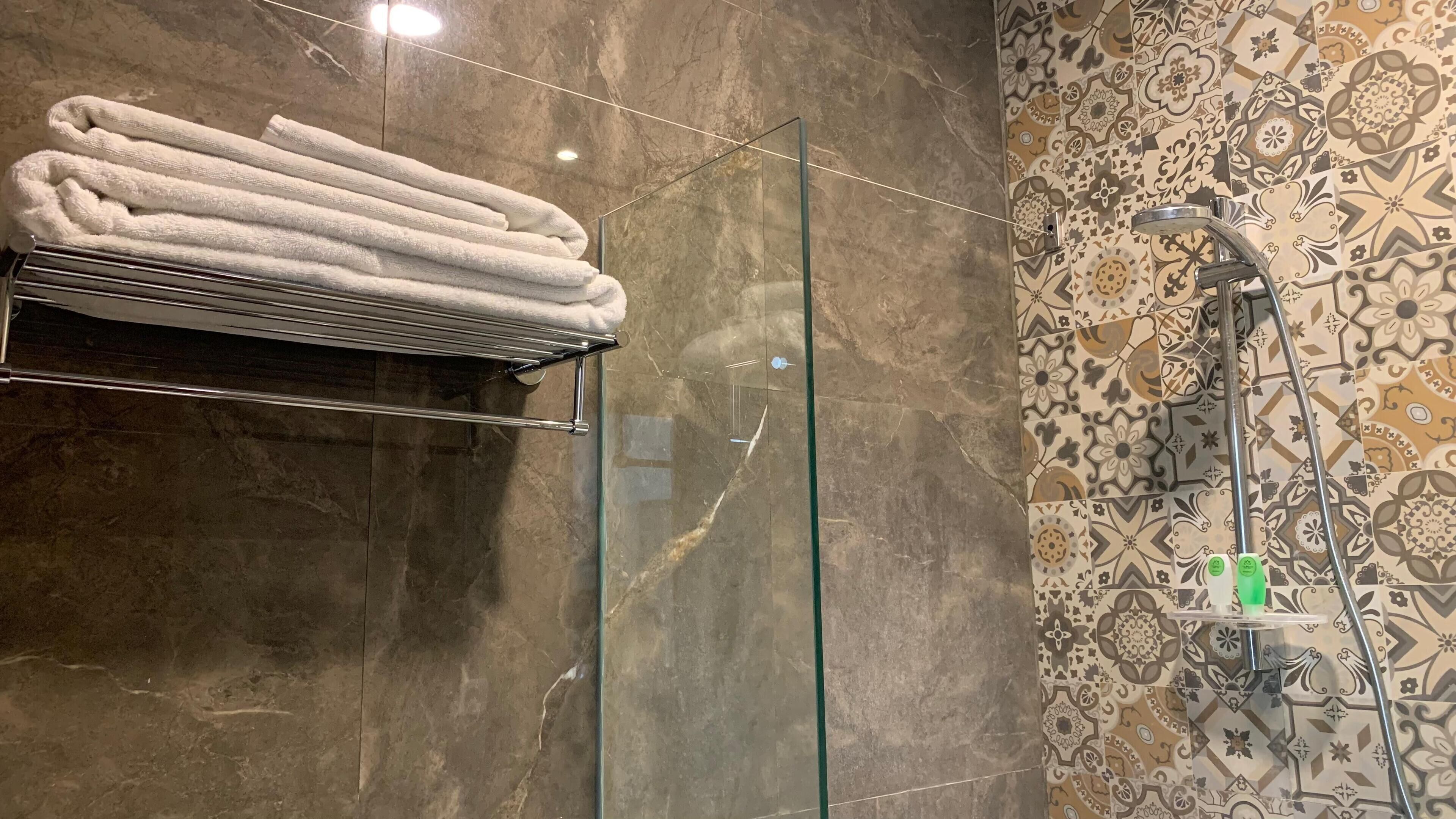 Kamar Double Superior | Kamar mandi | Shower, perlengkapan mandi gratis, sabun, dan sampo