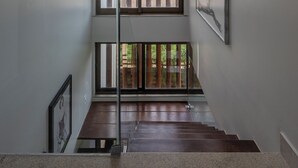 Un intérieur moderne avec un escalier menant à un balcon.