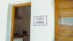 Una cucina con un forno a microonde e una porta in legno.