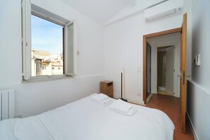 2 soverom, skrivebord, strykejern/-brett og reiseseng for barn