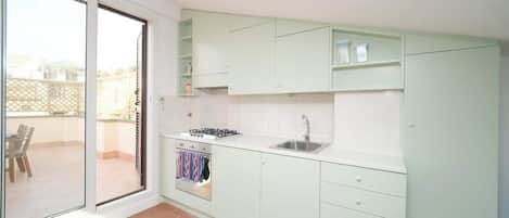 Fridge, oven, stovetop, coffee/tea maker