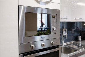 Jääkaappi, mikroaaltouuni, uuni, liesi