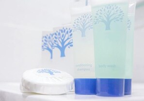 Secadora de cabello, toallas, jabón, papel de baño