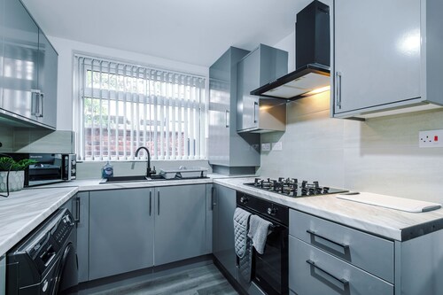 Cosy 2 bed house - 15 minutes from City