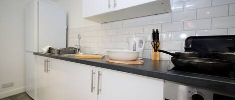 ثلاجة، ميكروويف، فرن، موقد طهي مسطح