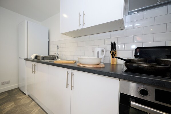 ثلاجة، ميكروويف، فرن، موقد طهي مسطح