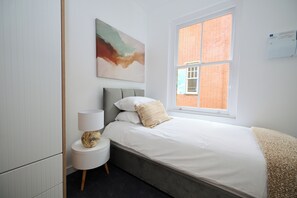 2 bedrooms, iron/ironing board, WiFi, bed sheets - Warm, Bright & Practical: Central Bedford 2BR… (Bedford)