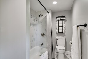 Apartment (3 Bedrooms) | Interior - 2 Mi to Uptown: Centrally Located Kingston Apt! (Kingston)