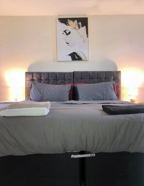 4 bedrooms - 4 Bedroom Private Townhouse (Exeter)