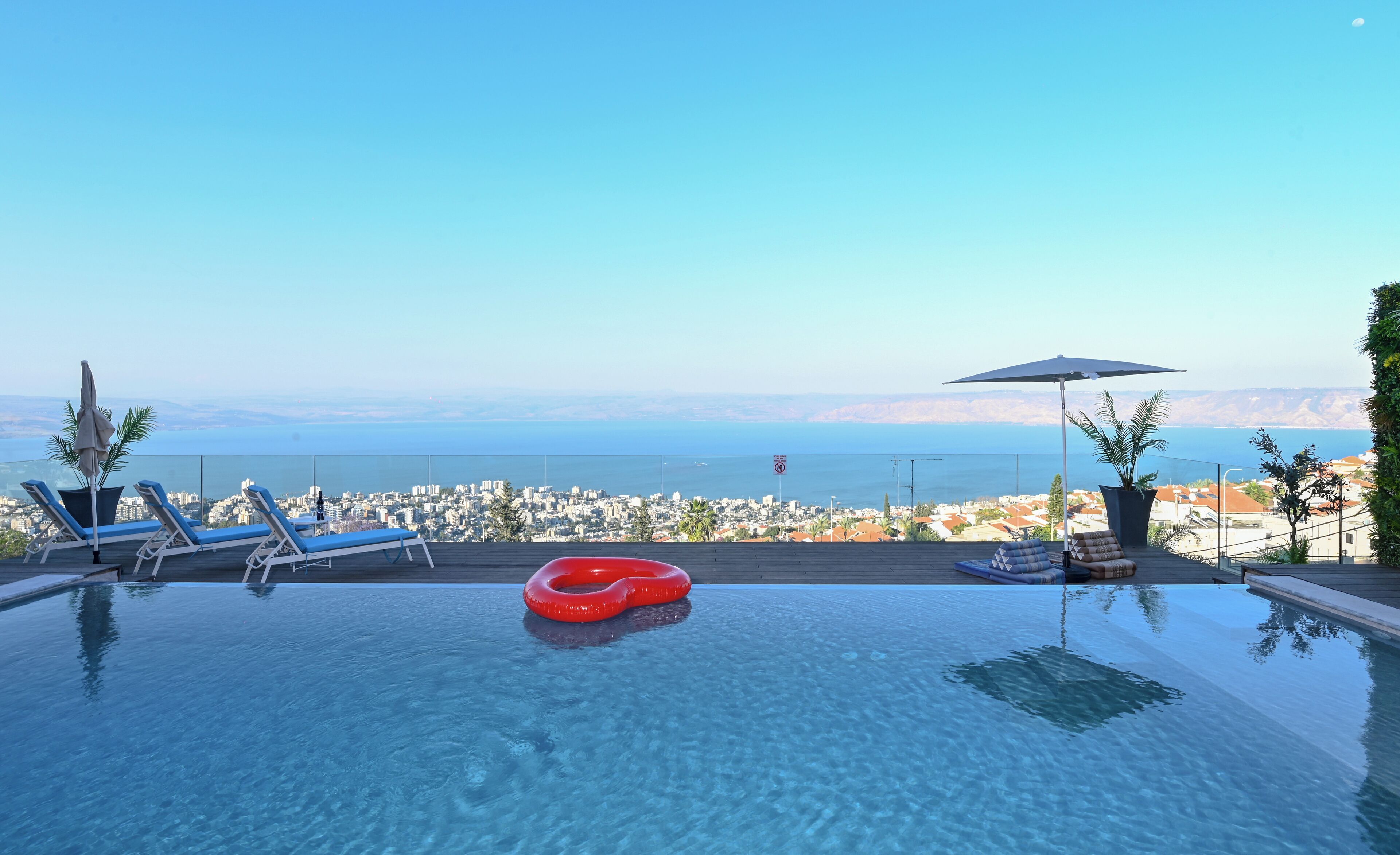 Villa Familiale, vue lac | Piscine | Piscine extérieure, parasols de plage, chaises longues