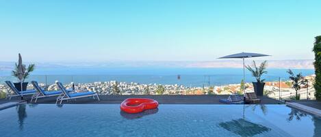 家庭別墅, 湖景 | 游泳池 | 室外游泳池,提供泳池遮陽傘和日光浴躺椅