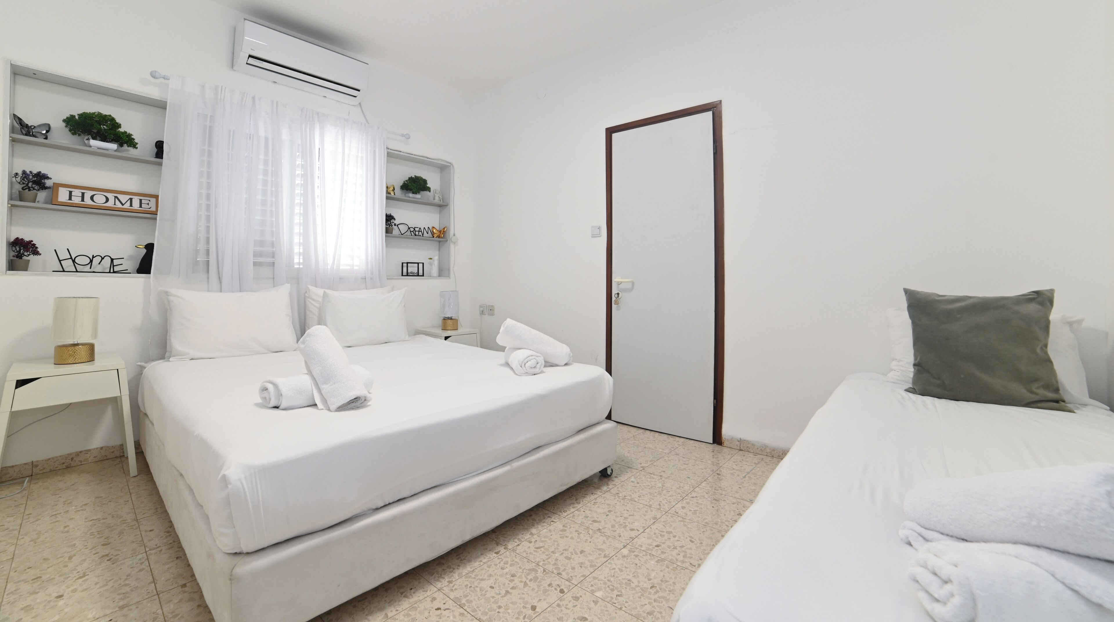 Premium-sengetøj, mørklægningsgardiner, strygejern/strygebræt