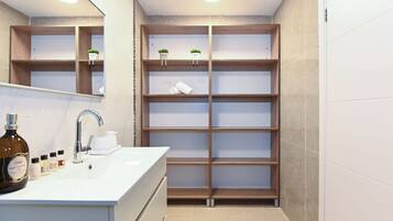 Assecador de cabells, tovalloles, sabó i xampú