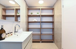 Assecador de cabells, tovalloles, sabó i xampú 