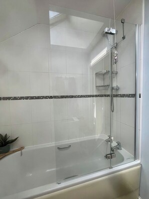 Bathroom - Entire Two Bedroom Detached Coach House (Exeter)