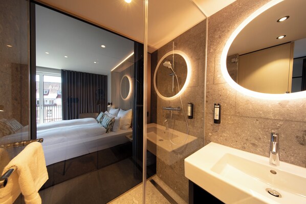 Quarto triplo standard | Banheiro | Chuveiro, secador de cabelo, toalhas de banho, sabonete