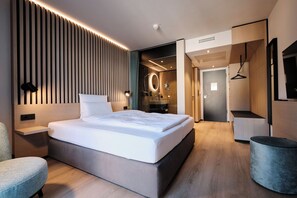 Superior Double Room | Peti besi dalam bilik, meja, ruang kerja komputer riba 