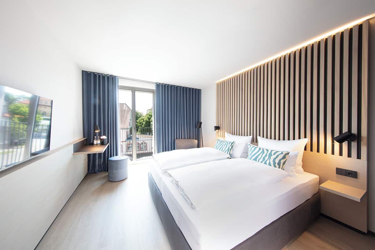 Standard-Dreibettzimmer | Zimmersafe, Schreibtisch, laptopgeeigneter Arbeitsplatz