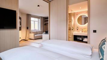 Family Suite | In-room safe, desk, laptop workspace, blackout drapes