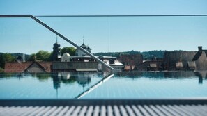 Ein Pool mit Metallgeländer, umgeben von Gebäuden im traditionellen Stil.