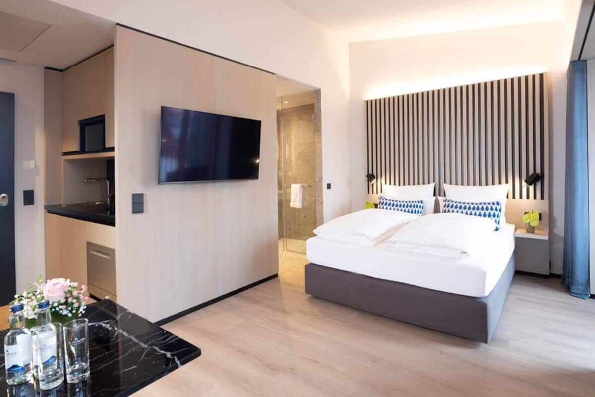 Superior-Studio | Zimmersafe, Schreibtisch, laptopgeeigneter Arbeitsplatz