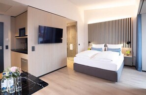 In-room safe, desk, laptop workspace, blackout curtains - 4K Hotel (Wangen im Allgäu)