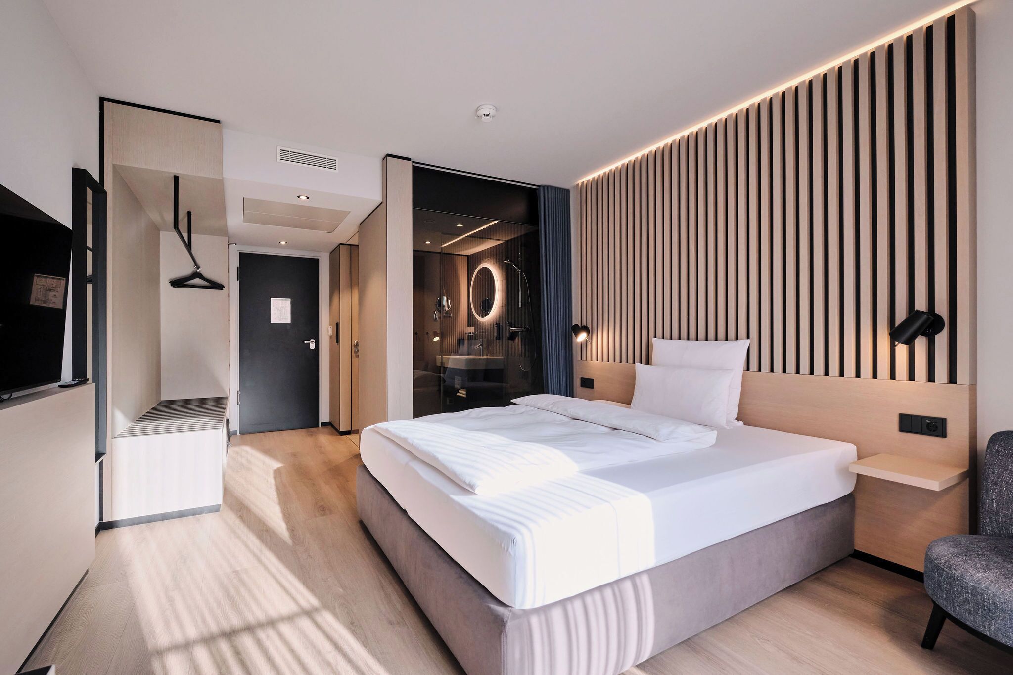 Kahden hengen superior-huone | Tallelokero huoneessa, työpöytä