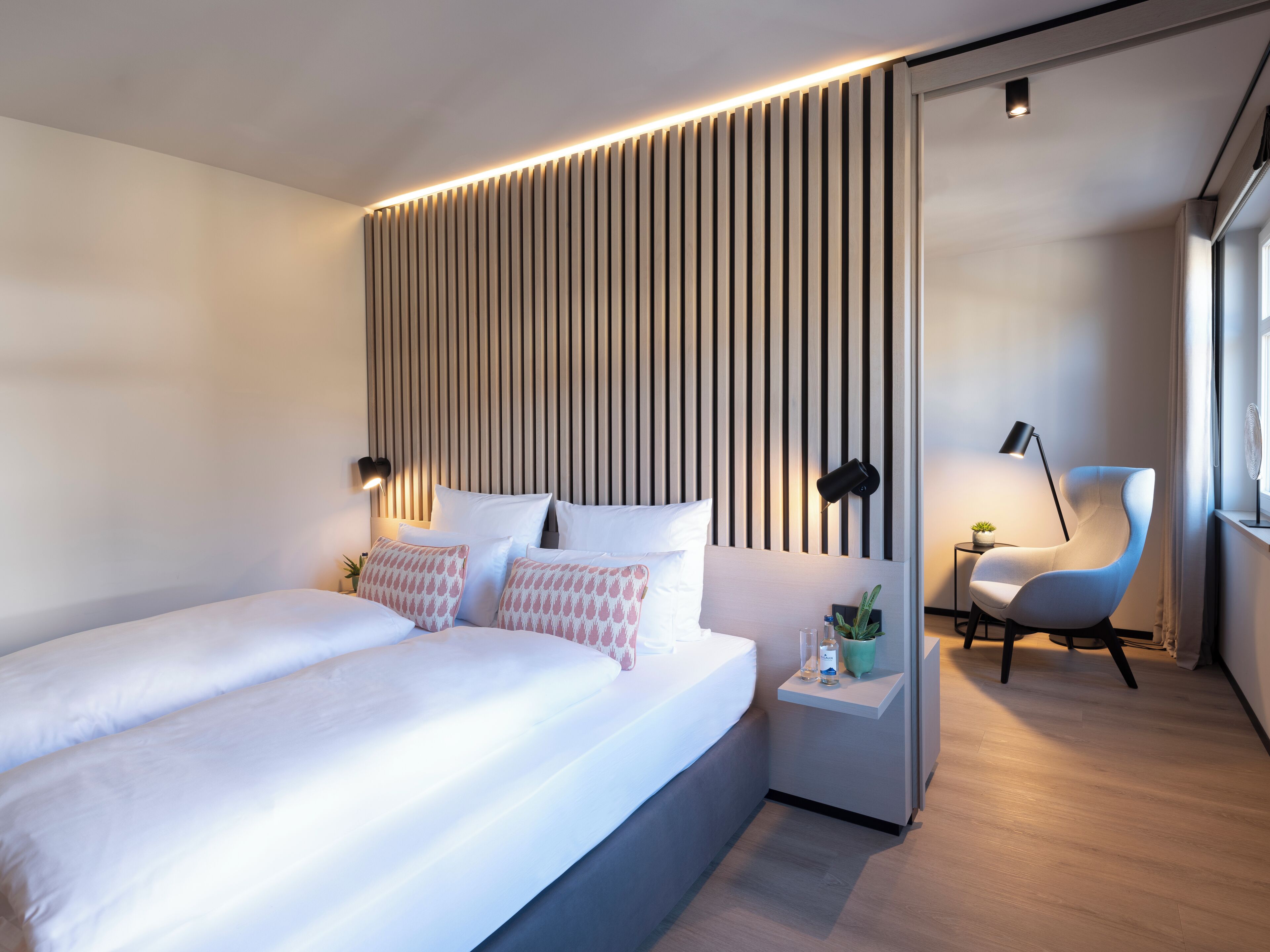 Sviitti | Tallelokero huoneessa, työpöytä