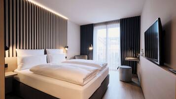 Kahden hengen superior-huone | Tallelokero huoneessa, työpöytä