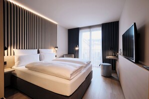 Superior tweepersoonskamer | Een kluis op de kamer, een bureau, een laptopwerkplek