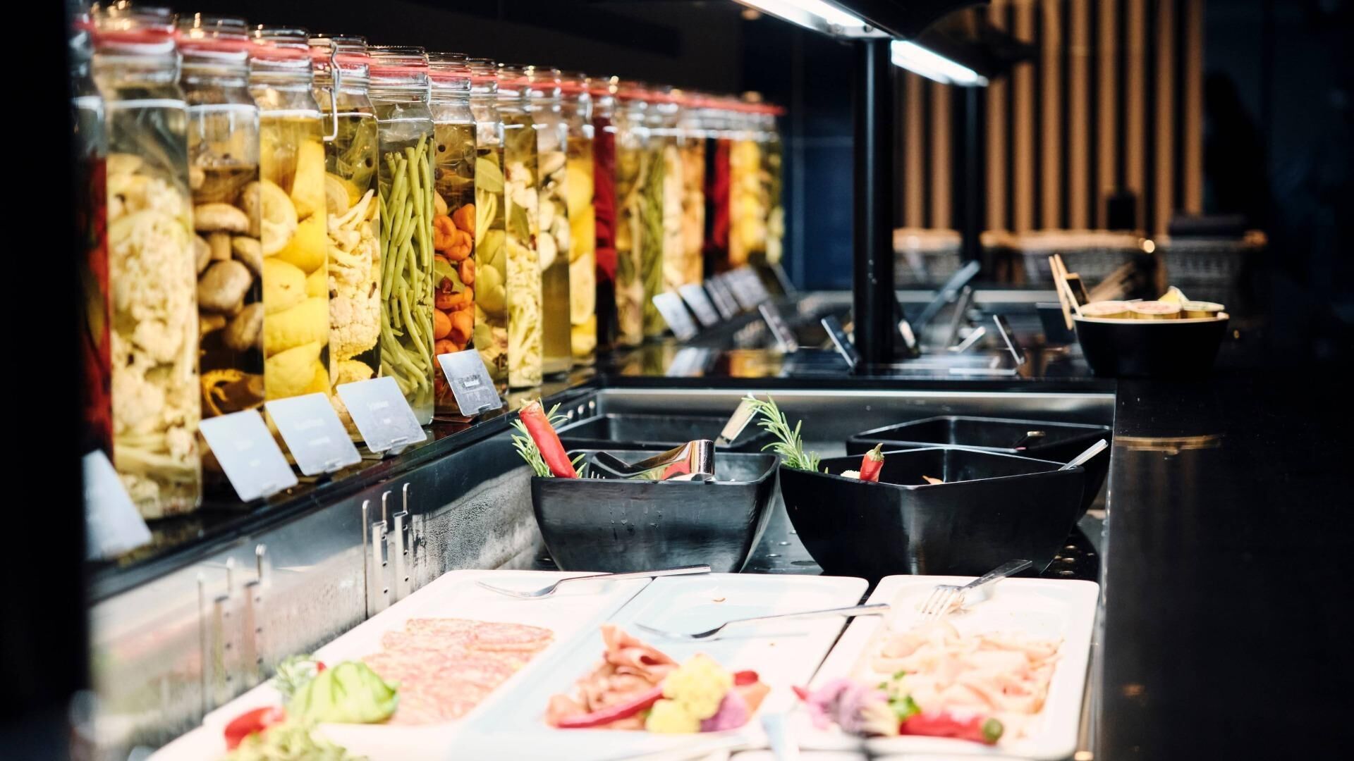 Ein reichhaltiges Buffet mit verschiedenen Speisen und Besteck.