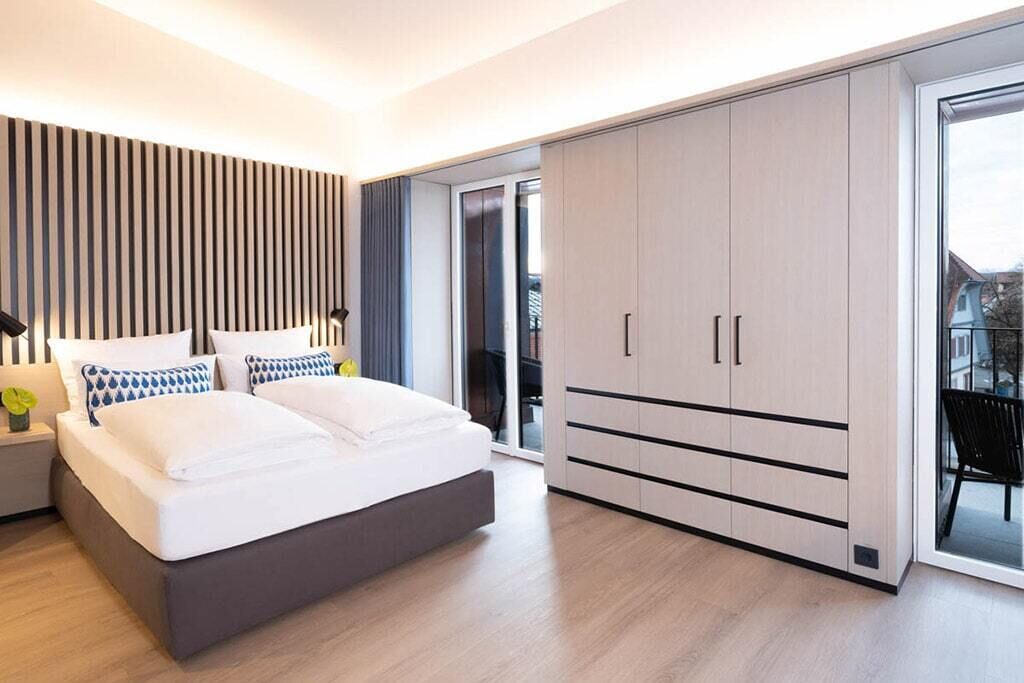 Tallelokero huoneessa, työpöytä