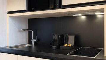 Jääkaappi, mikroaaltouuni, liesi, astianpesukone