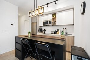 Mikrobølgeovn, ovn, kokeplater og oppvaskmaskin