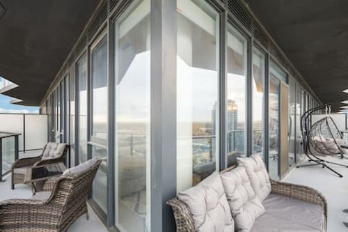 Skyline Haven - Modern 3-BD City View  Retreat