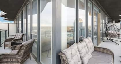 Skyline Haven - Modern 3-BD City View Retreat