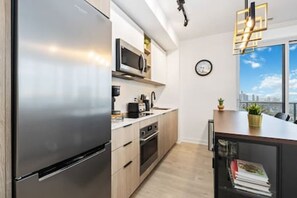 Four à micro-ondes, un four, surface de cuisson, lave-vaisselle