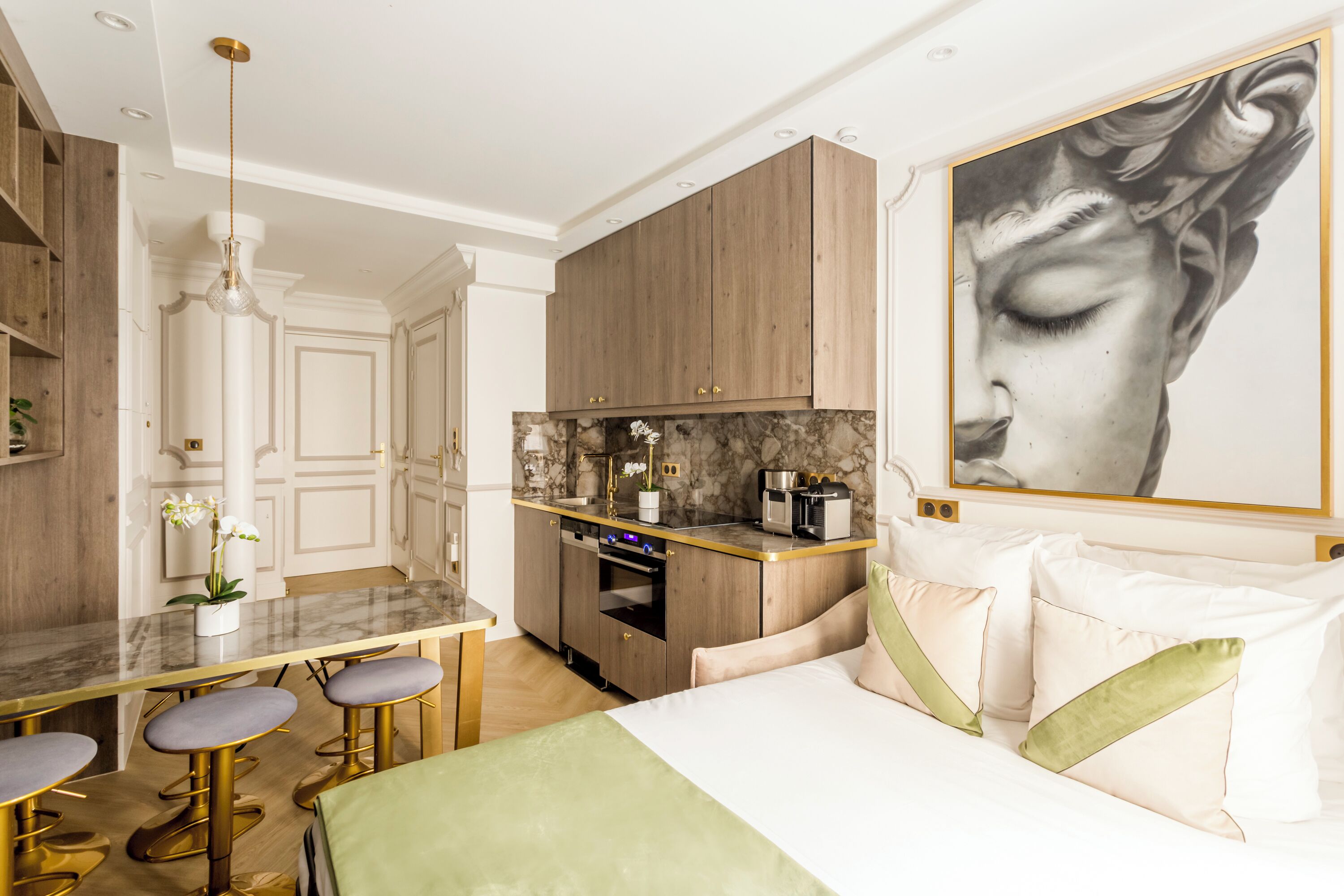 Appartement | Woonruimte | Een 43-inch smart-tv met kabelzenders, Netflix en streamingdiensten