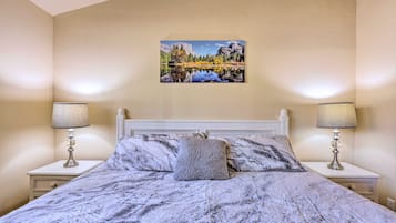 Travel cot, WiFi, bed sheets