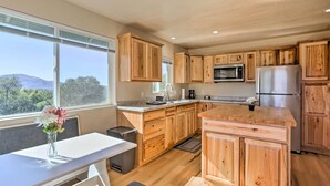 Coffee/tea maker, fridge, microwave, stovetop - Charming Oakhurst Retreat Near Yosemite, Bass Lake (Oakhurst)