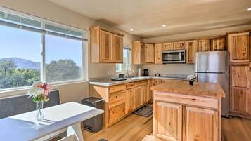 Coffee/tea maker, fridge, microwave, stovetop