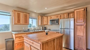 Coffee/tea maker, fridge, microwave, stovetop - Charming Oakhurst Retreat Near Yosemite, Bass Lake (Oakhurst)
