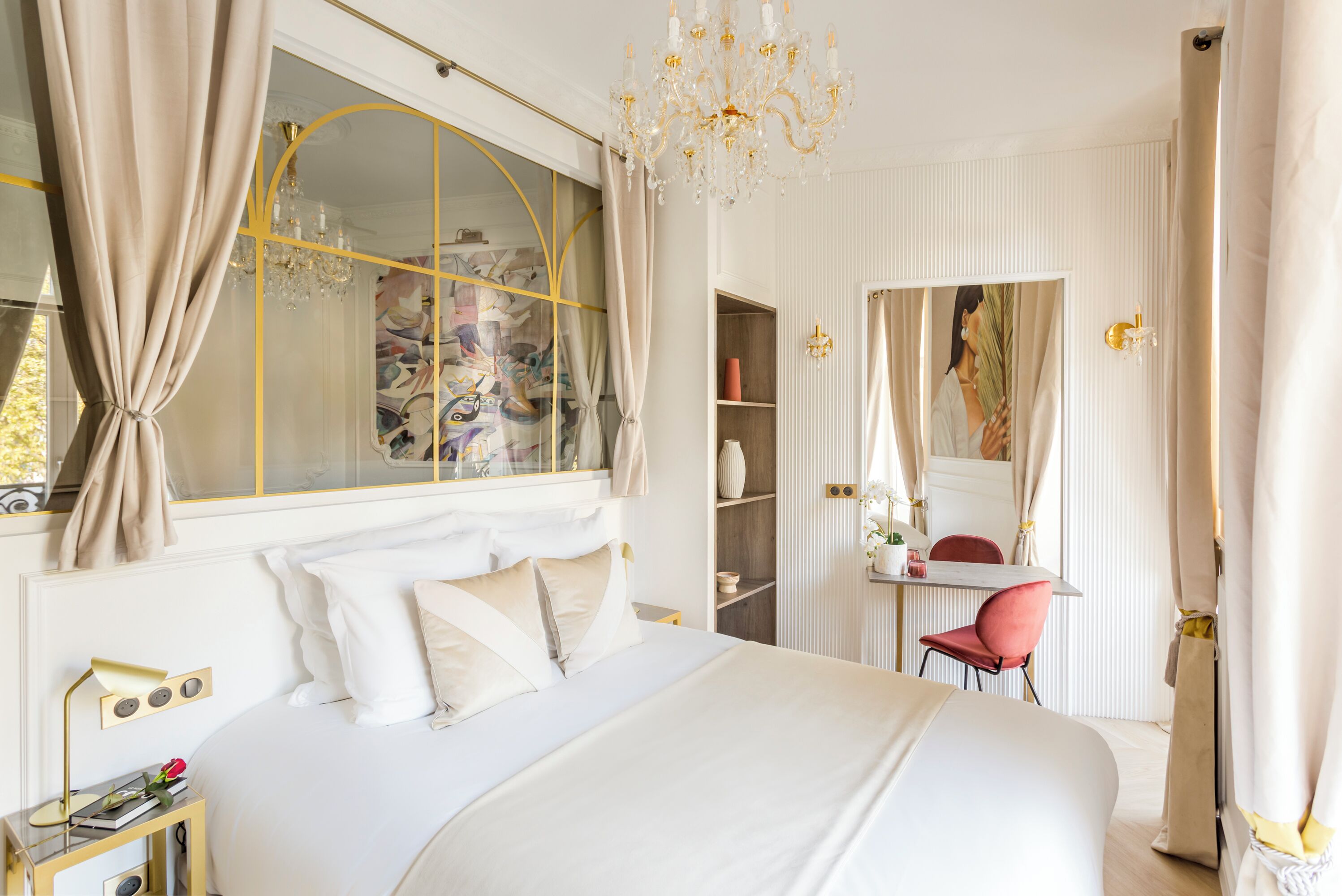 Ein Schlafzimmer mit einem großen Bett, einem Schreibtisch, einem Stuhl und einem Spiegel.