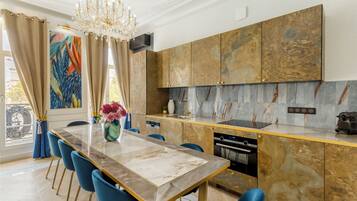 Appartement, uitzicht op de stad | Privékeuken | Een koelkast, een microgolfoven, een oven, een kookplaat